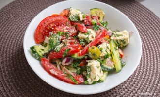 Греческий салат с оливками и фетой