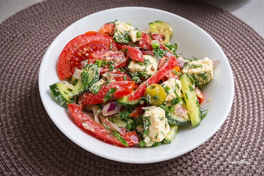 Греческий салат с оливками и фетой