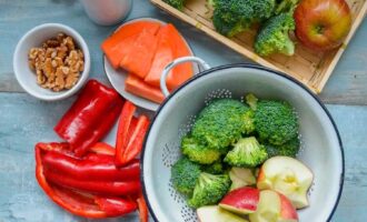 Ингредиенты для салата из брокколи с яблоками и орехами