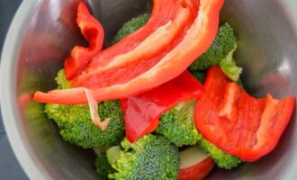 Нарезанные соцветия брокколи и кусочки красного сладкого перца в миске