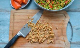 Измельченные грецкие орехи на разделочной доске