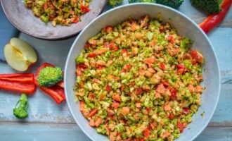 Салат из брокколи с яблоками и орехами