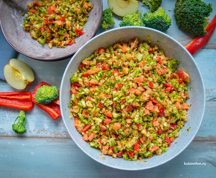 Салат из брокколи с яблоками и орехами