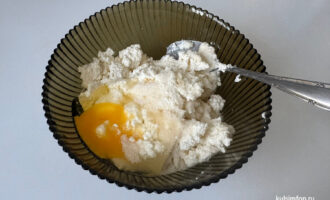 Творог с яйцом, сахаром, солью