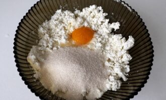 Творог с яйцом и сахаром в миске