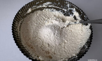 Добавление муки в творожную массу