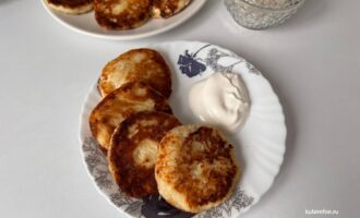 Обжаренные сырники на сковороде до золотистой корочки