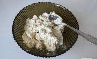 Творог в миске для сырников