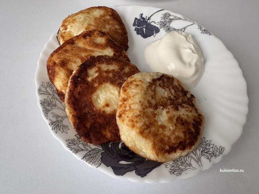 Классические сырники из творога на сковороде со сметаной