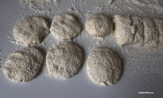 Сформированные сырники перед жаркой