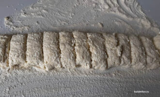 Творожное тесто для сырников на рабочей поверхности