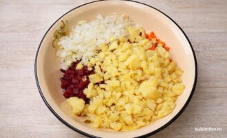 Отварные нарезанные овощи в миске для винегрета