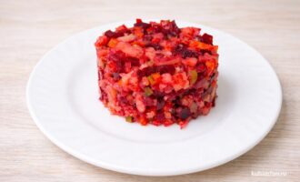 Салат винегрет на белой тарелке