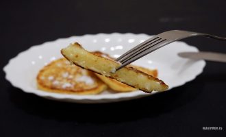 Готовые кокосовые сырники на тарелке