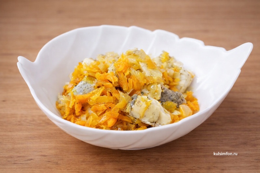 Тушеный минтай с морковью и луком