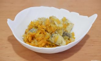 Тушеный минтай с морковью и луком