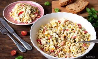 Готовый салат с курицей, лапшой и овощами, поданный в глубокой тарелке