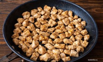 Обжаренные кусочки куриной грудки на сковороде до румяной корочки