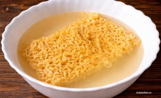 Лапша быстрого приготовления, залитая кипятком в глубокой тарелке