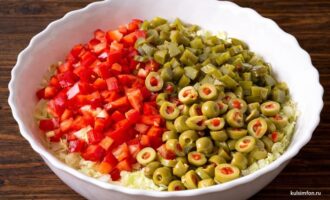 Нашинкованная пекинская капуста с болгарским перцем, зелеными оливками и маринованными огурцами