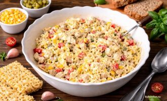 Перемешивание салата с курицей, лапшой и овощами ложкой