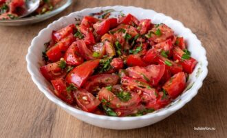 Салат с помидорами и зеленью