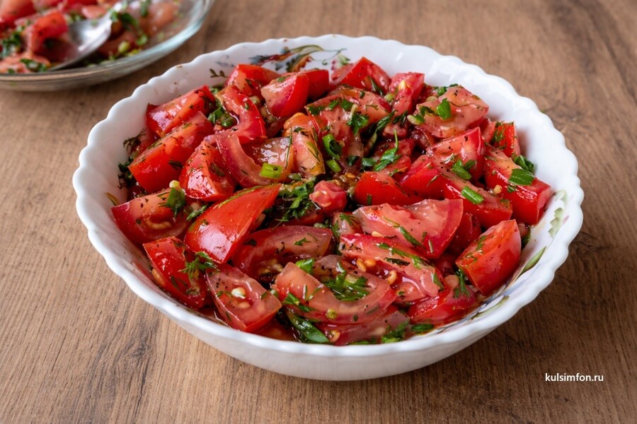 Салат с помидорами и зеленью