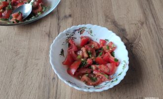 Салат с помидорами и зеленью
