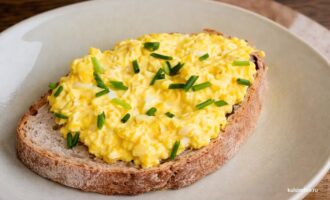 Яичная паста на ломтике хлеба с зеленым луком