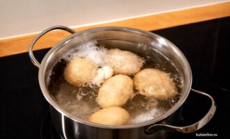 Картофель, отваренный в кастрюле