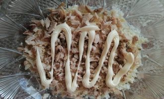 Слой нарезанной курицы, покрытый майонезом