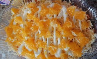 Слой кусочков апельсина