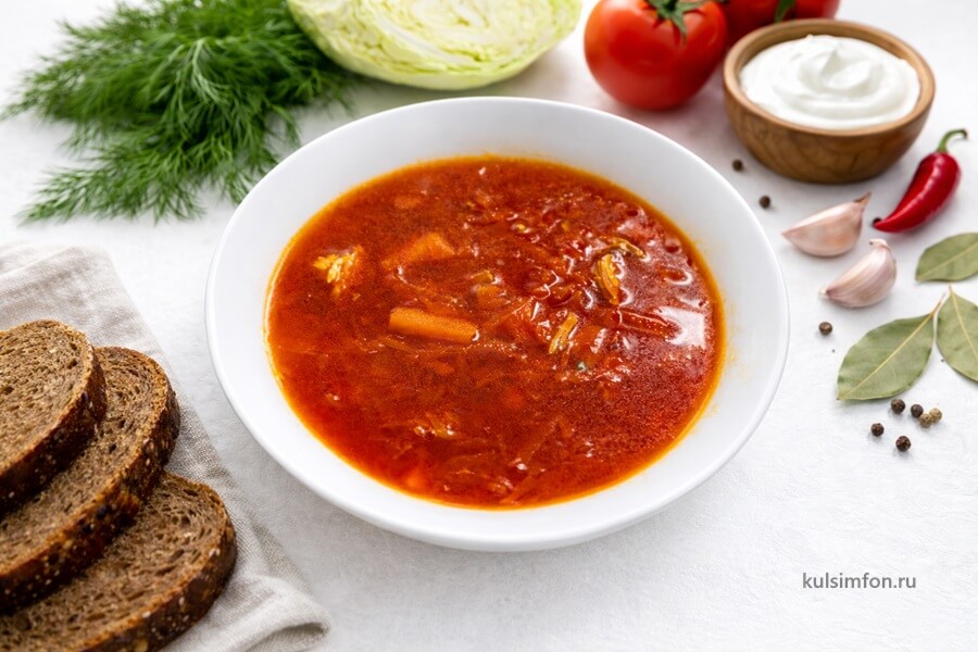 Борщ со свининой в тарелке