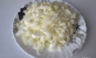 Лук, нарезанный на тарелке