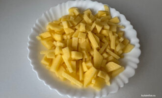 Картофель, нарезанный для борща
