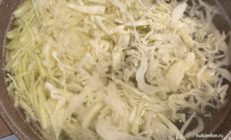 Капуста в кастрюле, нашинкованая