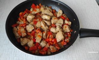 Курица с овощами на сковородке