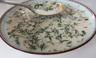 Окрошка на минеральной воде с копченой курицей