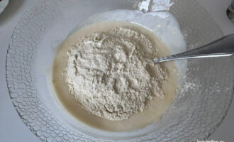 Мука в тесте для оладий в миске
