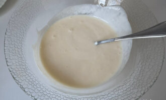 Кефир в миске с яйцом