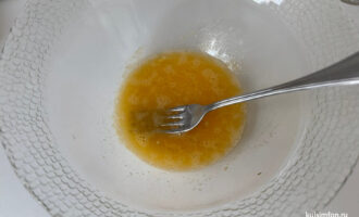 Разбитые яйца в миске