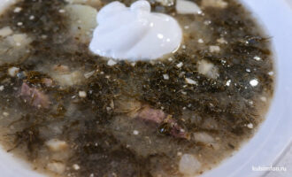 Готовый зеленый суп с щавелем