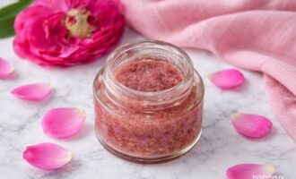 Варенье из лепестков роз в стеклянной банке