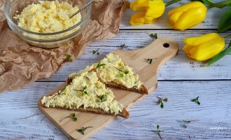 Яично-сырная закуска с чесноком