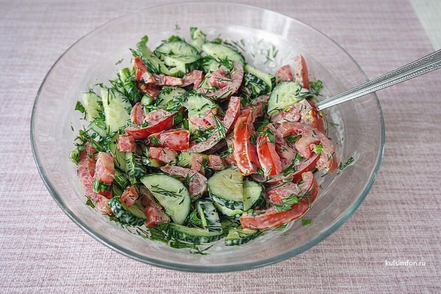 Салат с огурцами и помидорами