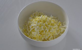 Яйца с сыром тертые