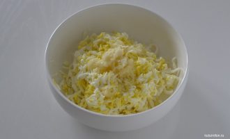 Яйца с сыром и чесноком