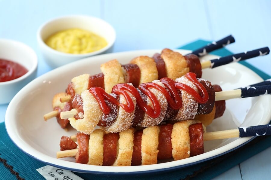 Корн-доги подаются с кетчупом и горчицей