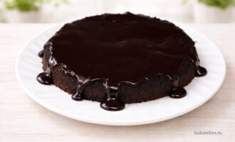 Готовый шоколадный торт на тарелке