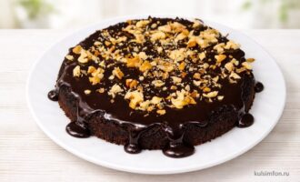 Мокрый шоколадный торт с орехами